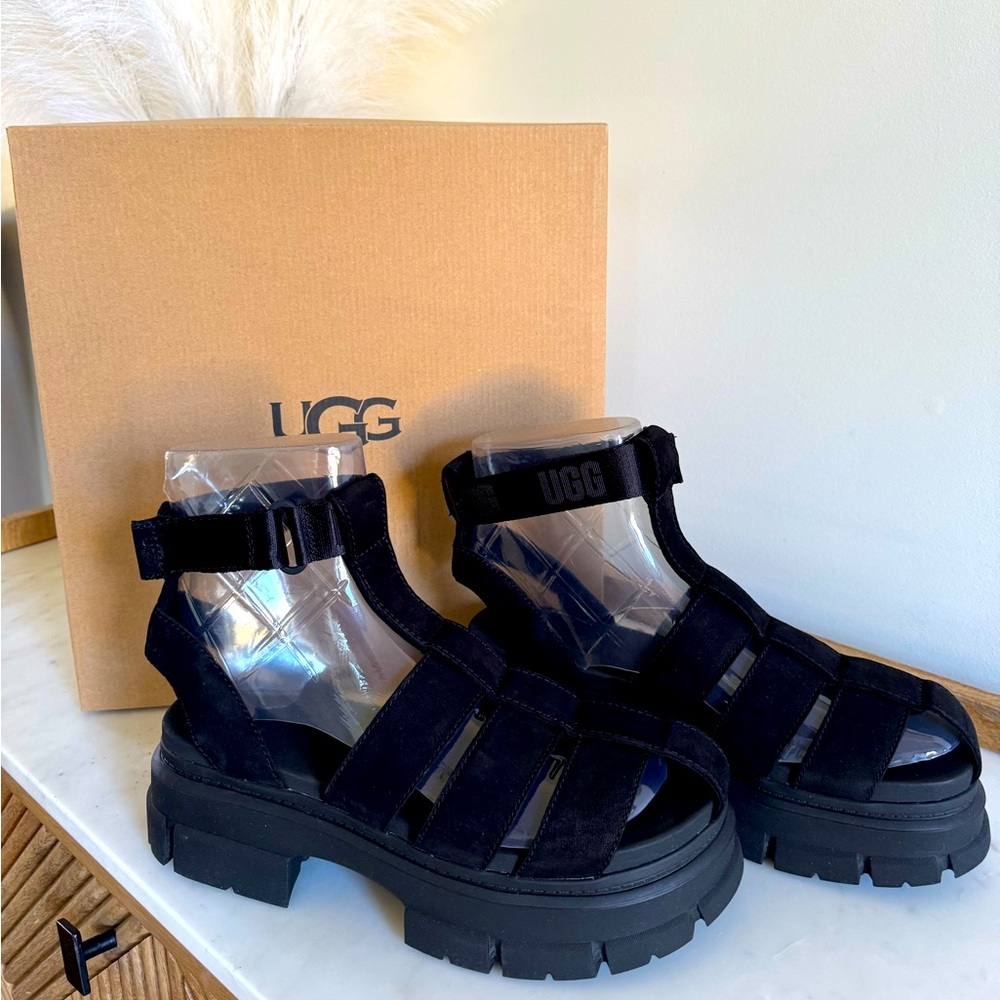 UGG Womens Ashton Strappy 
Chunky Platform Gladiator Black Suede 
Size 11
